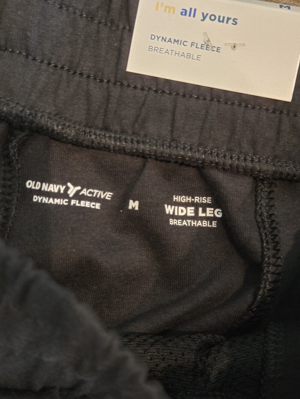 Old Navy High-Waisted Dynamic Fleece Wide-Leg Pants - Picture 7 of 13